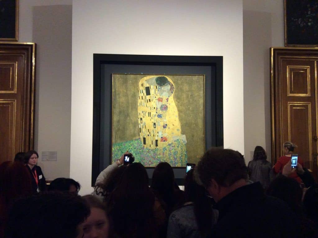 Spectators in front of the painting "The Kiss" by Gustav Klimt in the Upper Belvedere. Photo: Art with me! e.U.