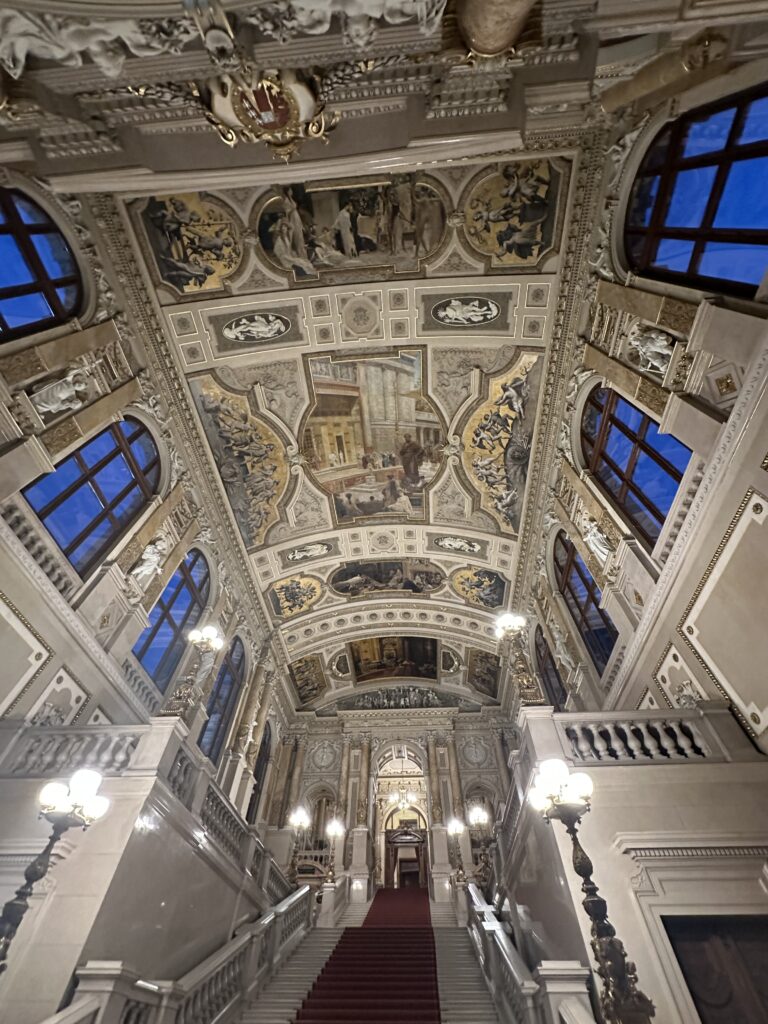 Императорская лестница в Бургтеатре с росписями Густава Климта, Эрнста Климта и Франца Матча. Фото Юлии Абрамовой, 2025