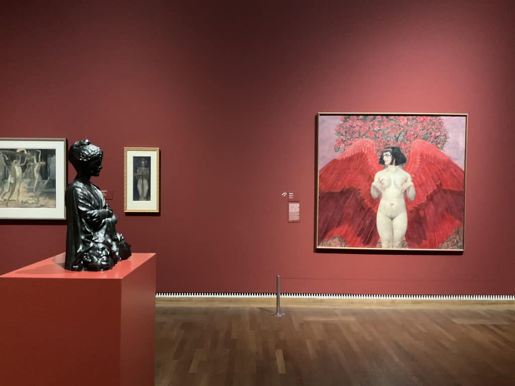 "Красный ангел" Карла Медица в экспозиции выставки в Музее Леопольда. Фотот Юлии Абрамовой, 2022