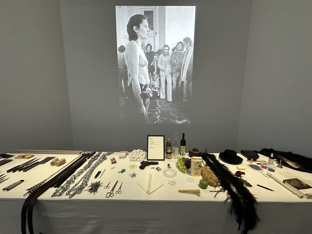 Марина Абрамович Ритм 0 на выставке в Вене