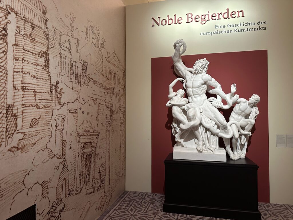 Первый зал выставки с копией скульптуры Лаокоона