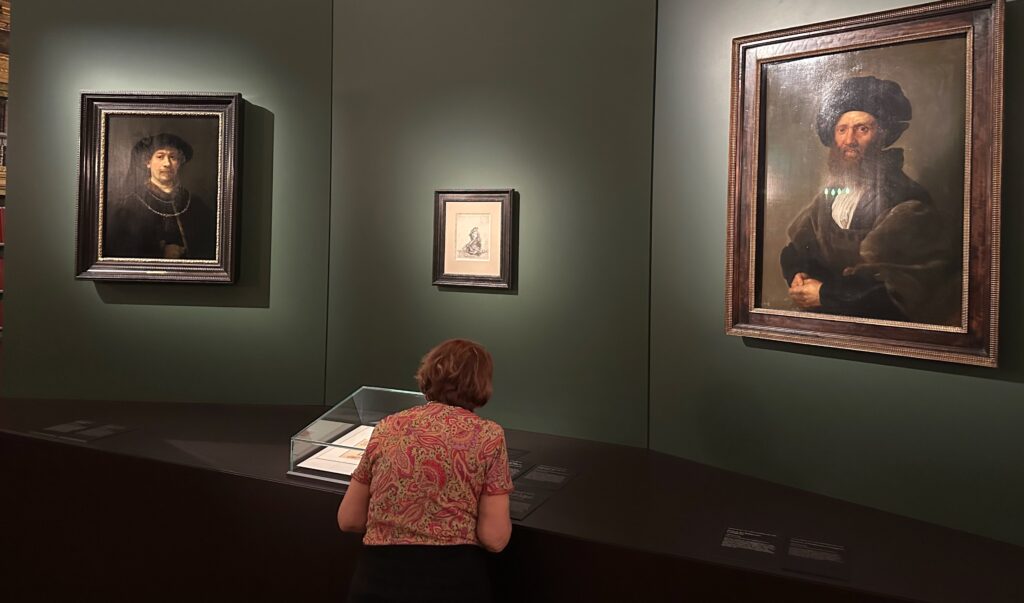 Автопортрет Рембрандта и копия портрета Балтасара Колеоне Рафаэля в экспозиции летнего дворца Лихтенштейн